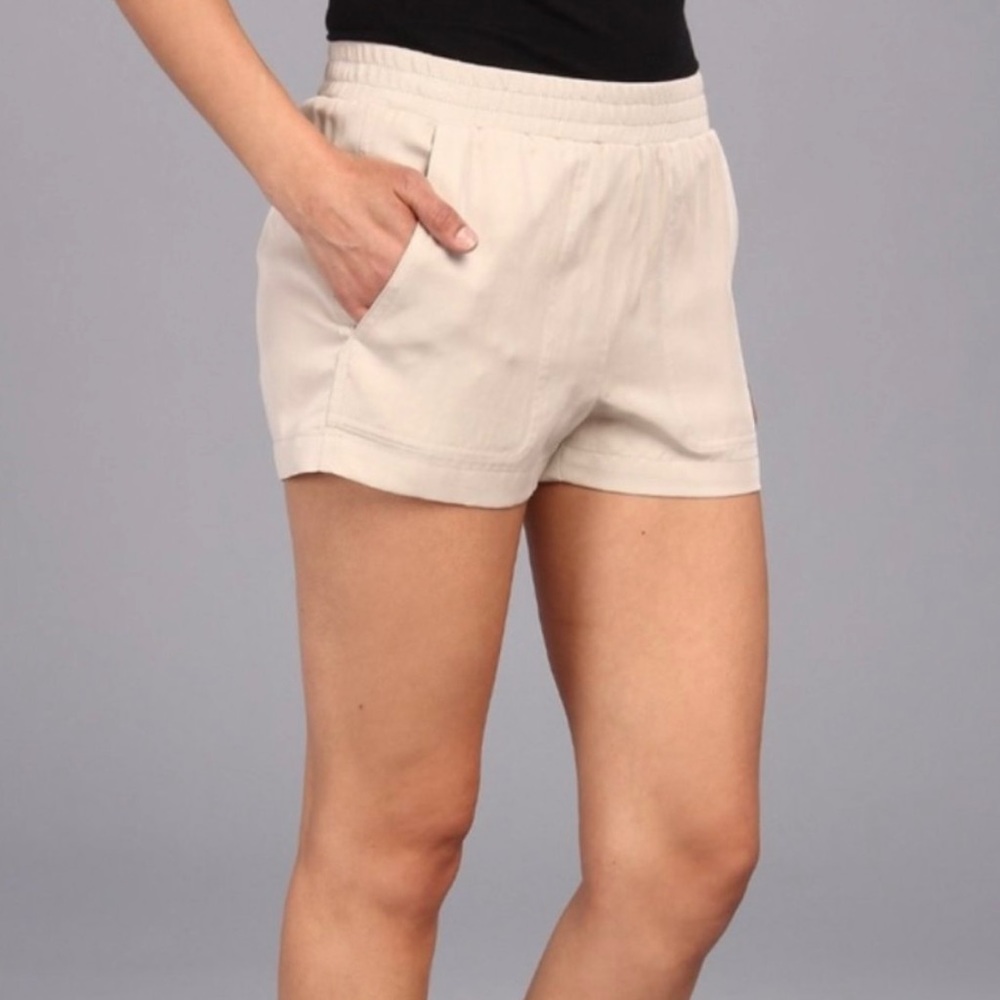 bcbgmaxazria cream shorts with pockets size medium